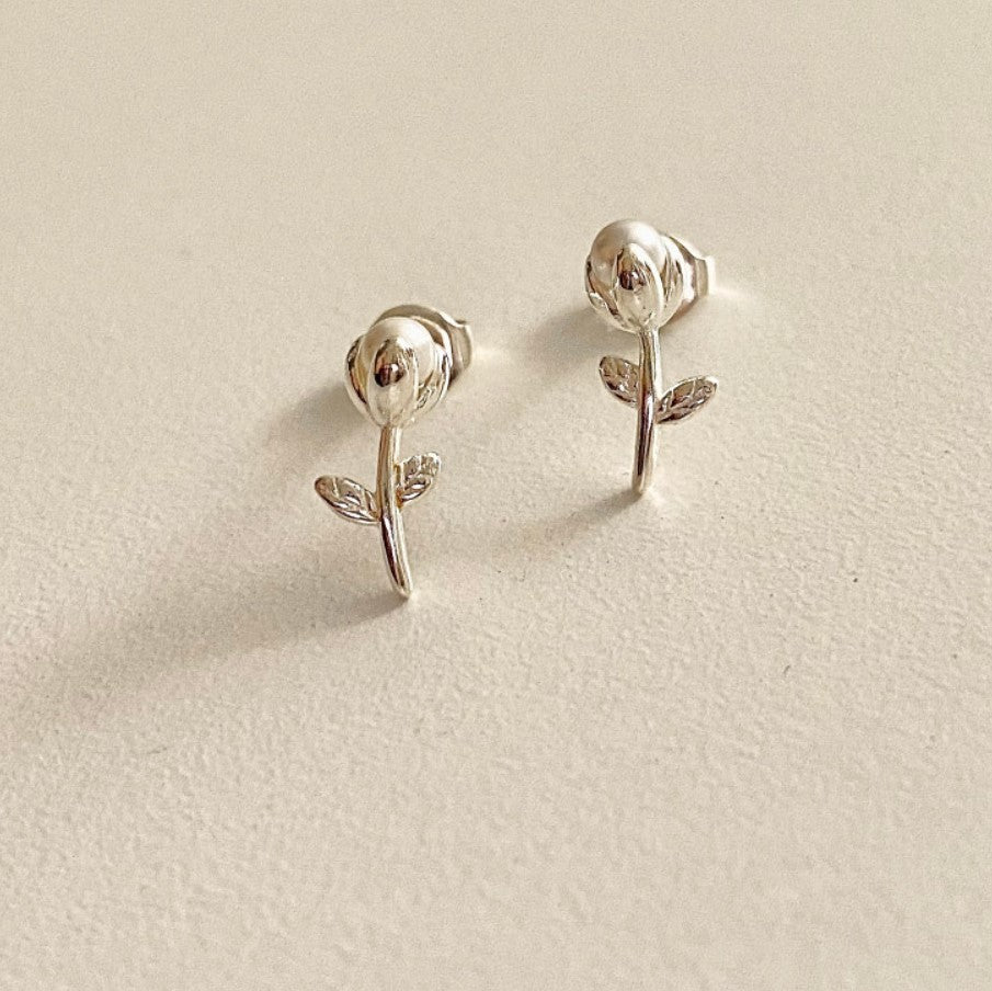 Orecchini minimalisti in argento Sterling 925 con perla a forma di lacrima e fiore intarsiato