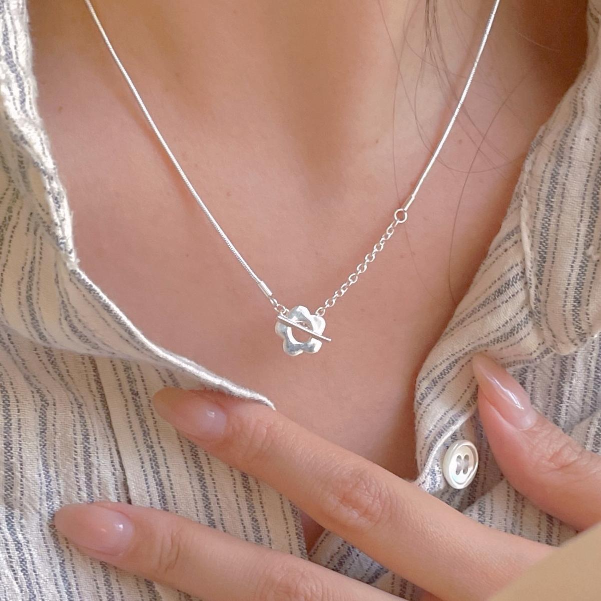 Collar con colgante geométrico floral minimalista en plata de ley 925 con cadena de serpiente