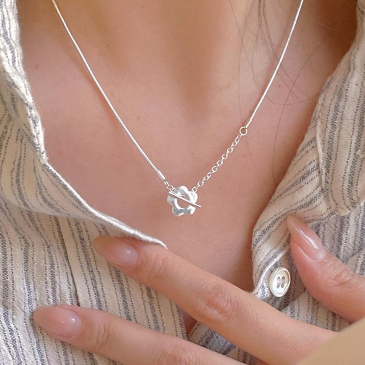 Collar con colgante geométrico floral minimalista en plata de ley 925 con cadena de serpiente