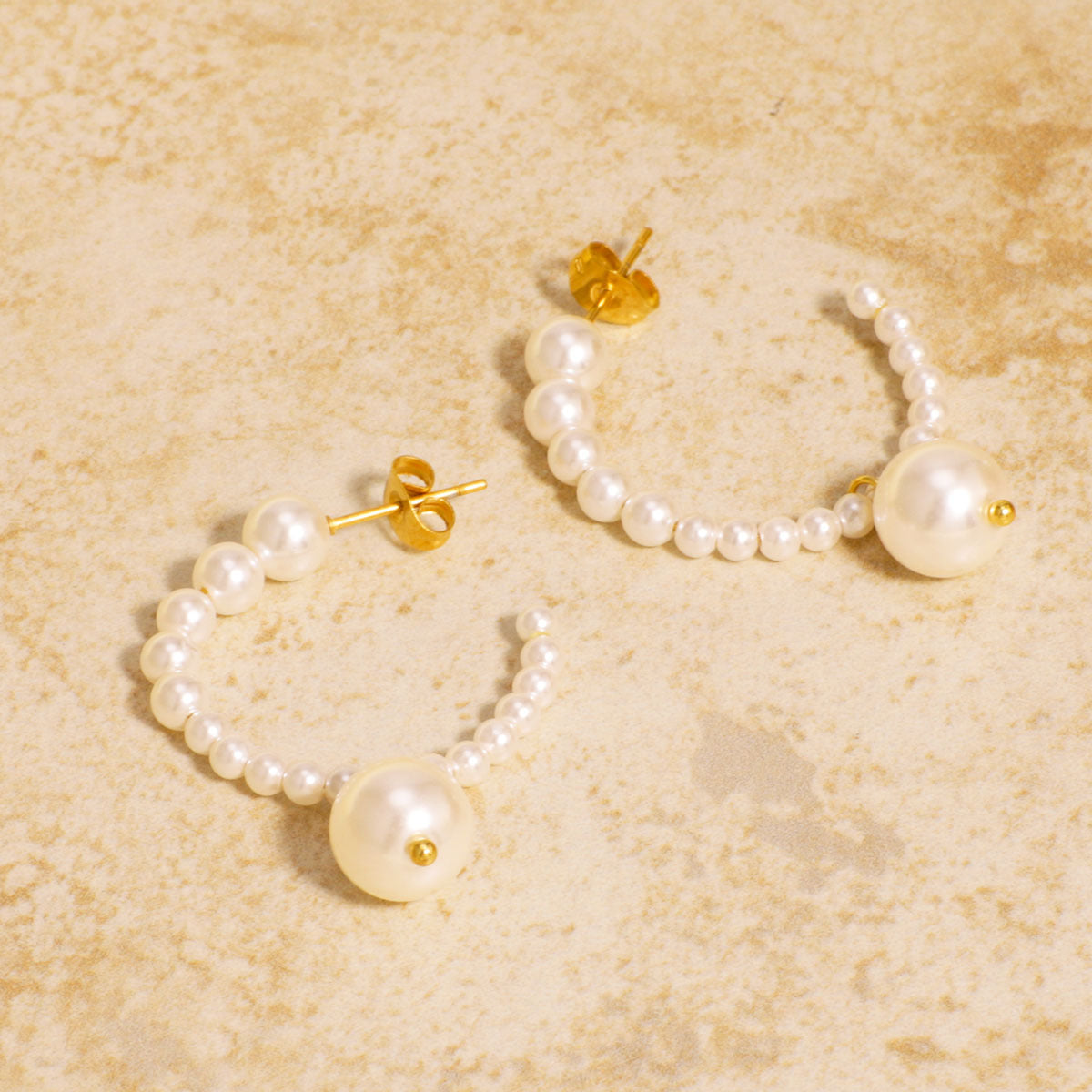 Orecchini a perla a C minimalisti in acciaio inossidabile con placcatura in oro 18 carati da donna