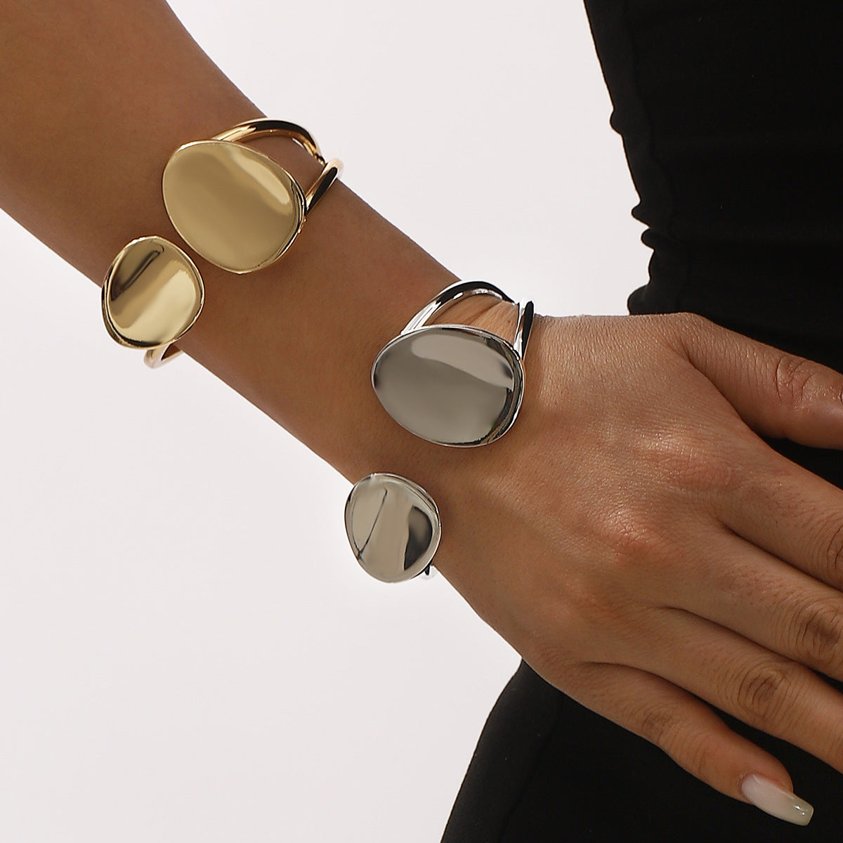 Minimalist Fashionable Oval Alloy Bracelet for Women with Spring Design and Plated Finish