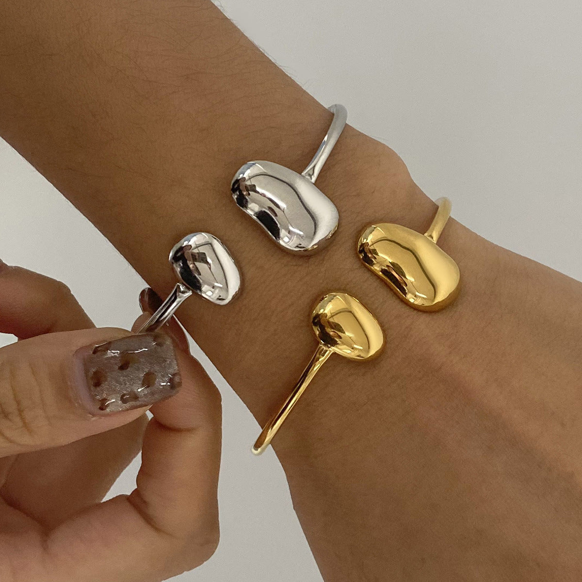 Elegante bracciale da donna in acciaio inossidabile placcato oro 18 carati a forma di goccia