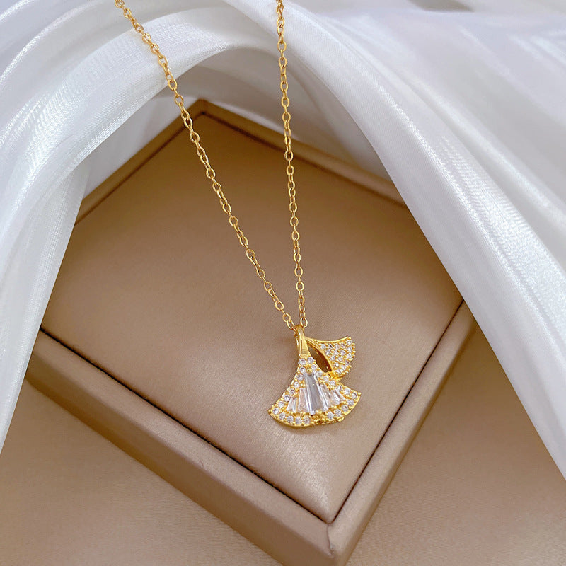Collana a pendente minimalista con foglia di Ginkgo in acciaio inossidabile e intarsio di strass per donne e uomini