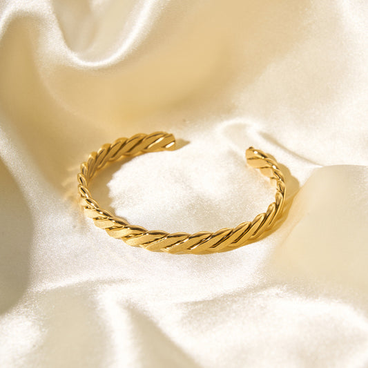 Brazalete Abierto Trenzado Minimalista de Acero Inoxidable con Baño de Oro de 18K para Mujer