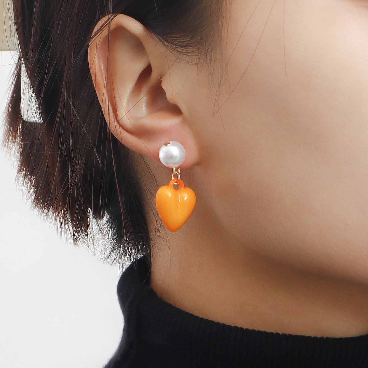 Minimalist Heart-Shaped Alloy Ear Studs with Iridescent Pearl Accents for Women