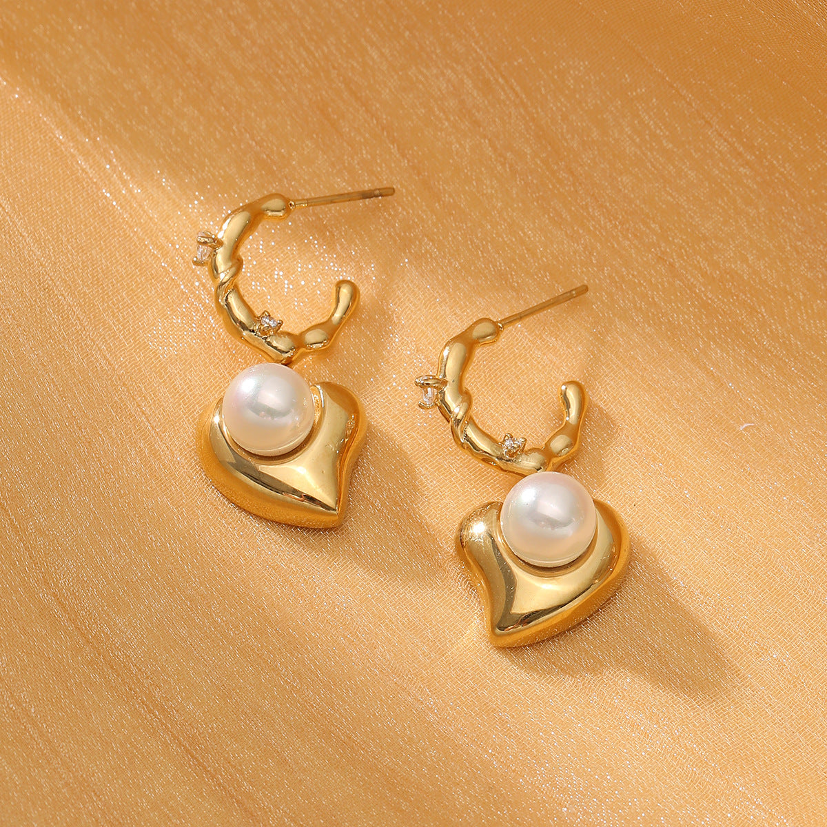 Orecchini da donna in acciaio al titanio a forma di cuore, in stile vintage, con dettagli in perle e placcatura in oro