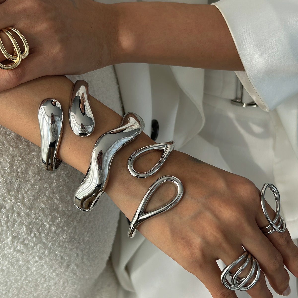 Pulsera Minimalista Asimétrica de Aleación Pulida con Doble Anillo y Cierre de Resorte para Mujer