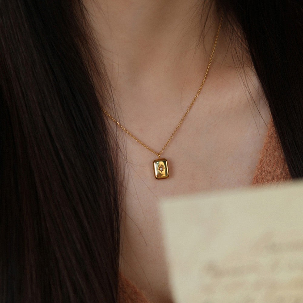 Collana Pendente a Specchio in Acciaio al Titanio con Incisione in Stile Francese Vintage da Donna con Ciondolo Quadrato Geometrico e Placcatura in Oro Rosa