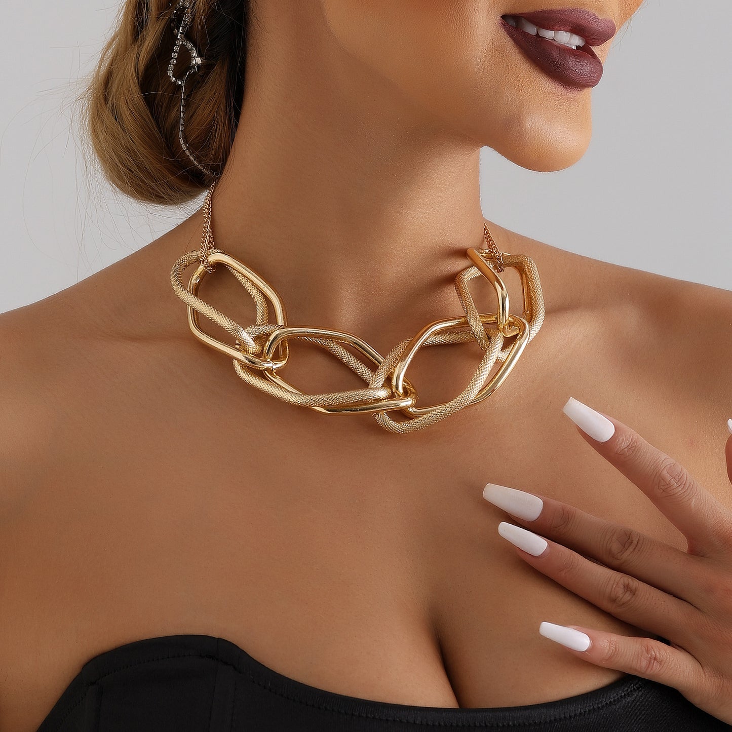Geometric Fashion Necklace for Women with Electroplated Metal Chain and Bold Chunky Design