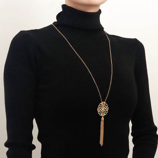 Collana Lunga Stratificata da Donna con Ciondolo Loto Minimalista, Design Vuoto e Dettaglio Nappa in Lega con Finitura Placcata