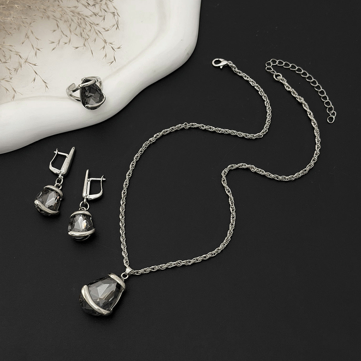 Luxury Business Teardrop Glass Pendant Iron Plated Necklace for Women