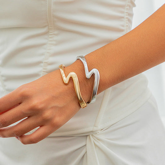 Minimalist Geometric Z-Shaped Polished Spring Bracelet for Women Made of Alloy with Plated Finish