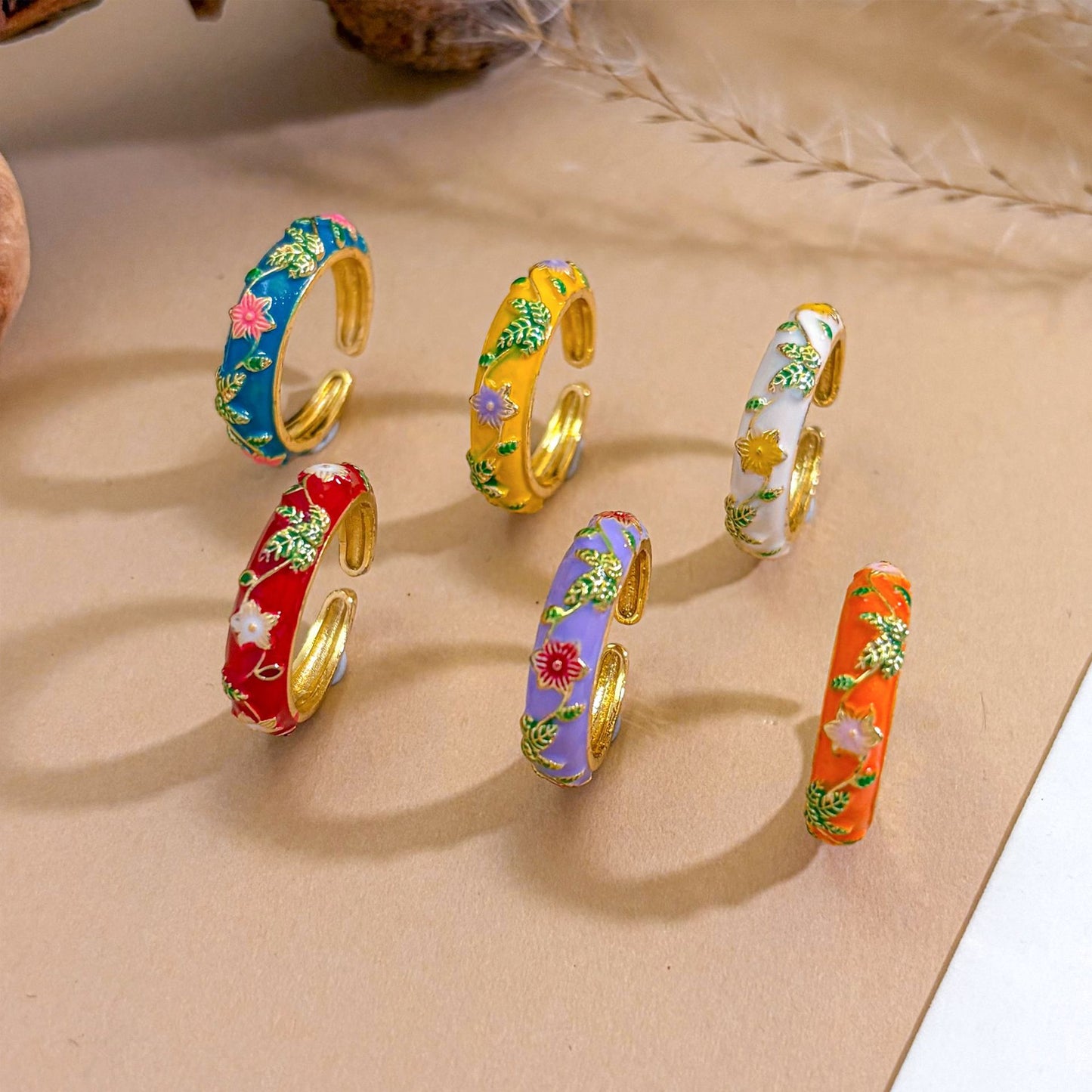 Anello da donna in ottone placcato oro con smalto a fantasia floreale