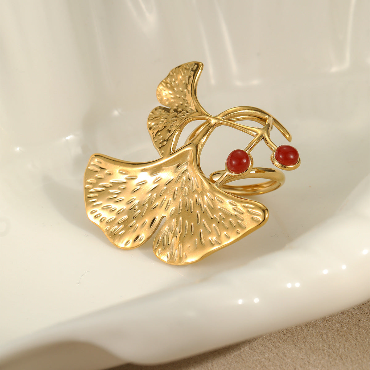 Set di bracciale, anello e orecchini in acciaio al titanio a forma di elegante foglia di Ginkgo con finitura placcata per donna