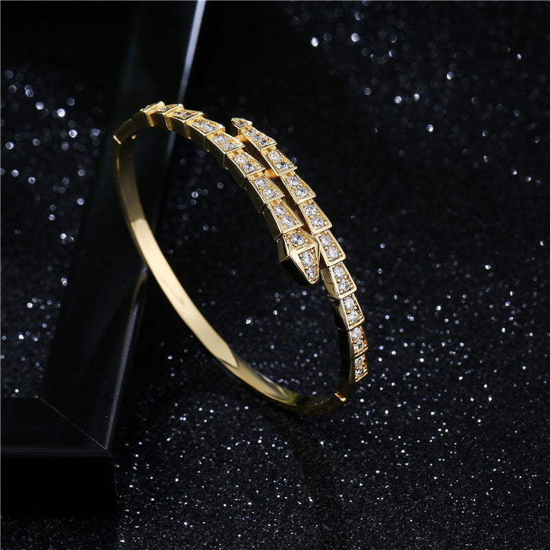 Bracciale in Rame a Forma di Serpente Geometrico con Placcatura in Oro 18K e Zirconi Micro-Incastonati da Donna