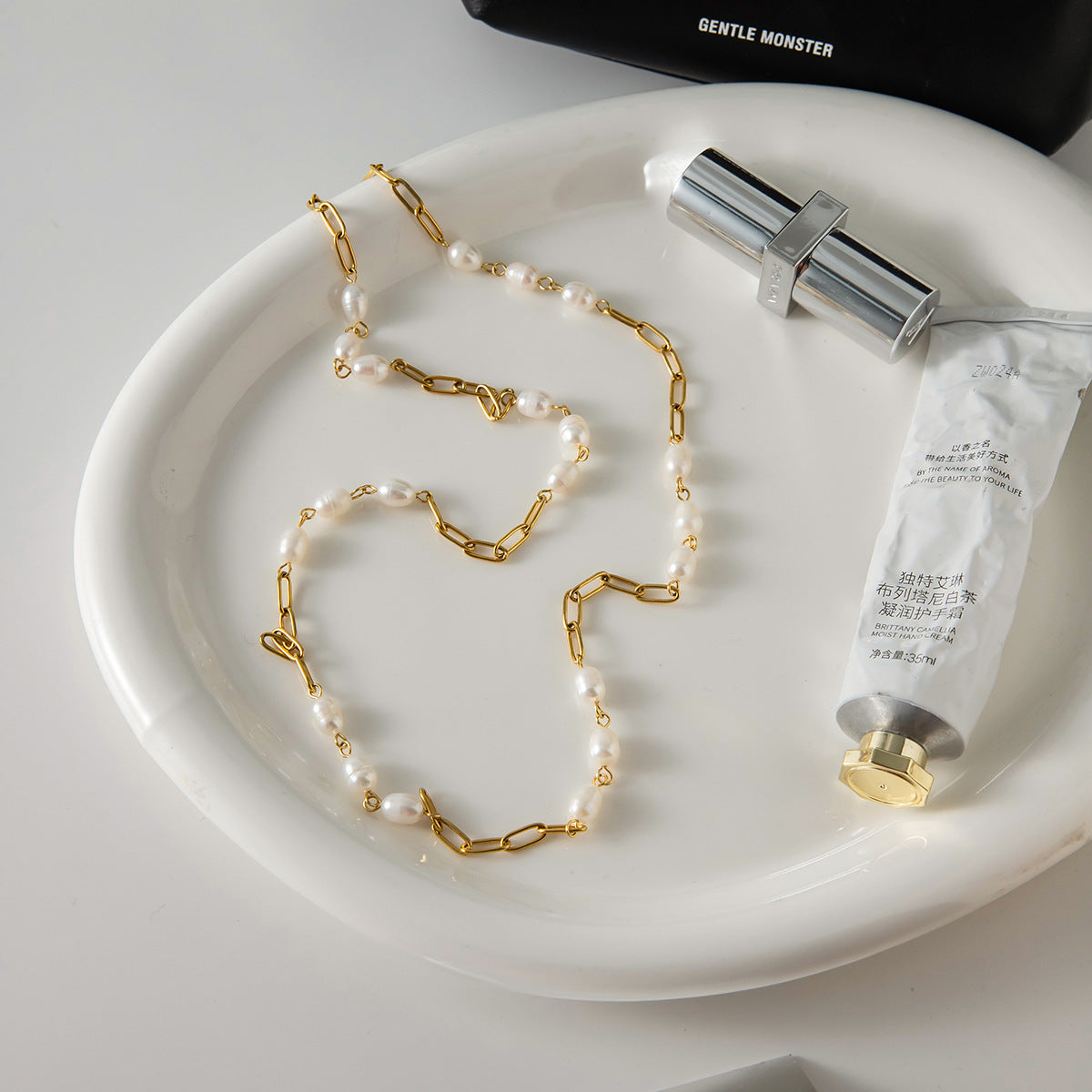 Collana lunga da donna in acciaio al titanio con perle d'acqua dolce, placcata, look minimalista a strati