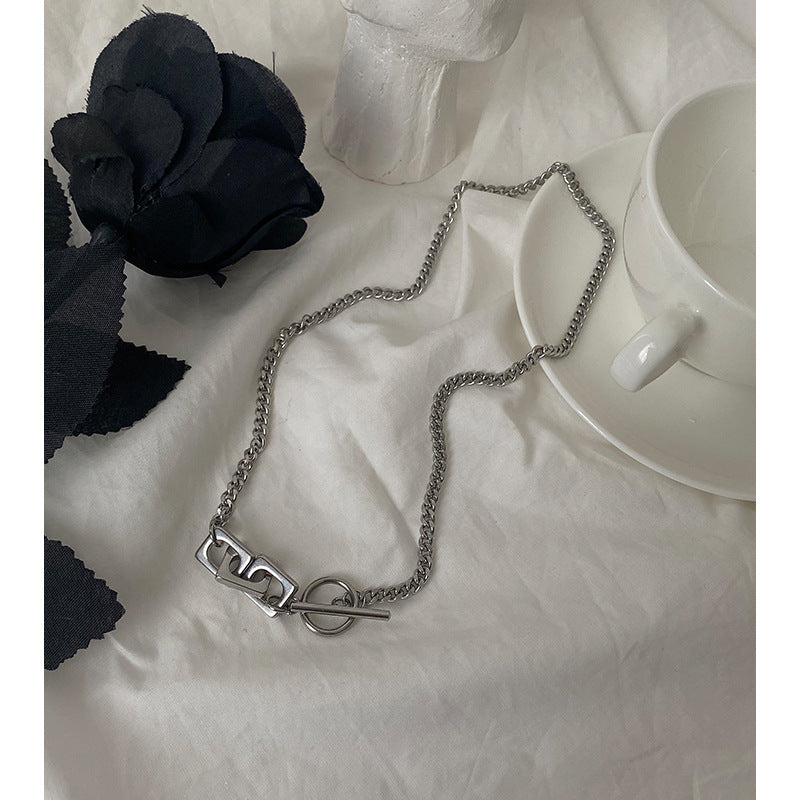 Collana maglione geometrica minimalista in acciaio al titanio con chiusura OT per donne e uomini