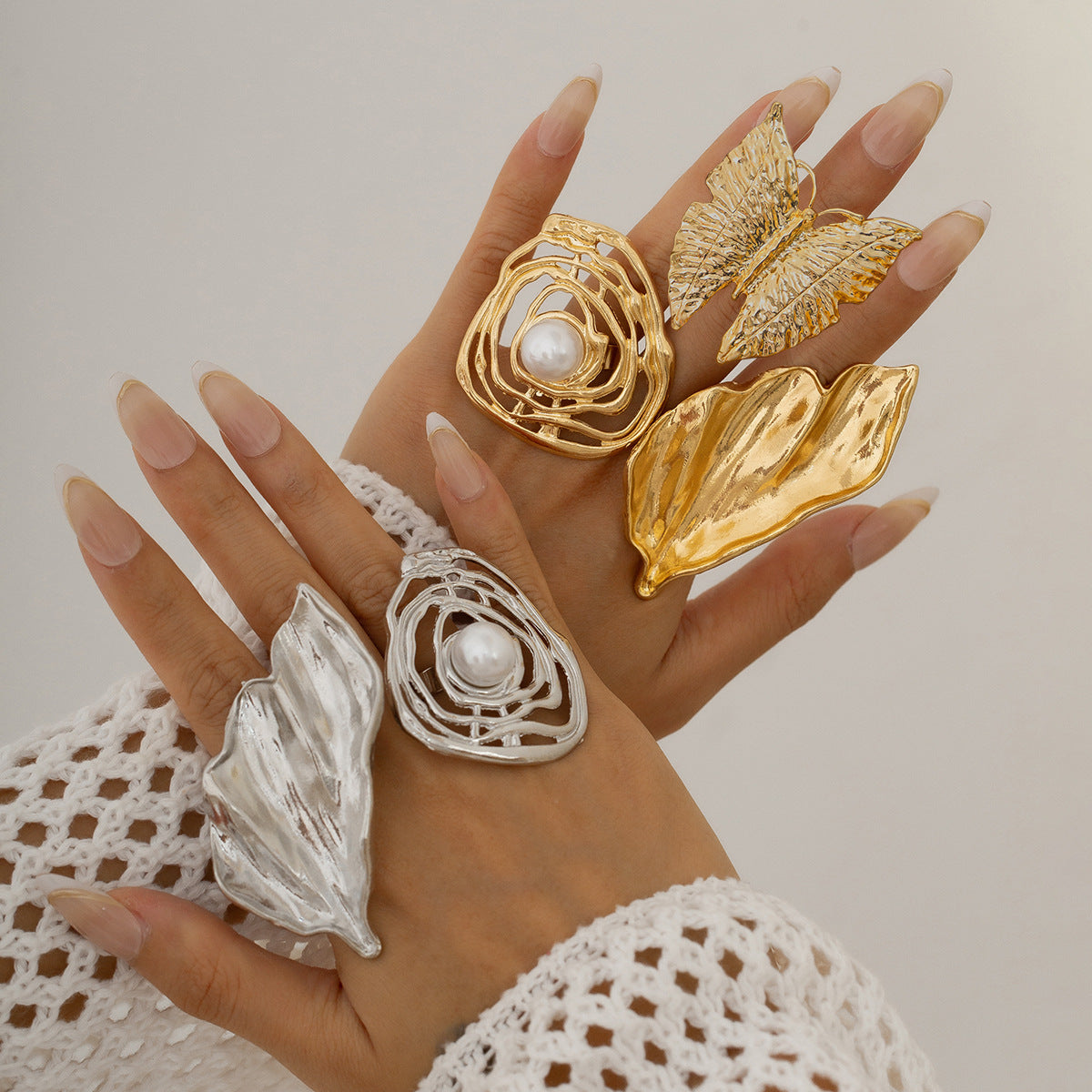 Anillo Abierto Irregular con Perlas Falsas Envueltas para Mujer con Motivos de Mariposa y Hoja en Aleación con Acabado Chapado