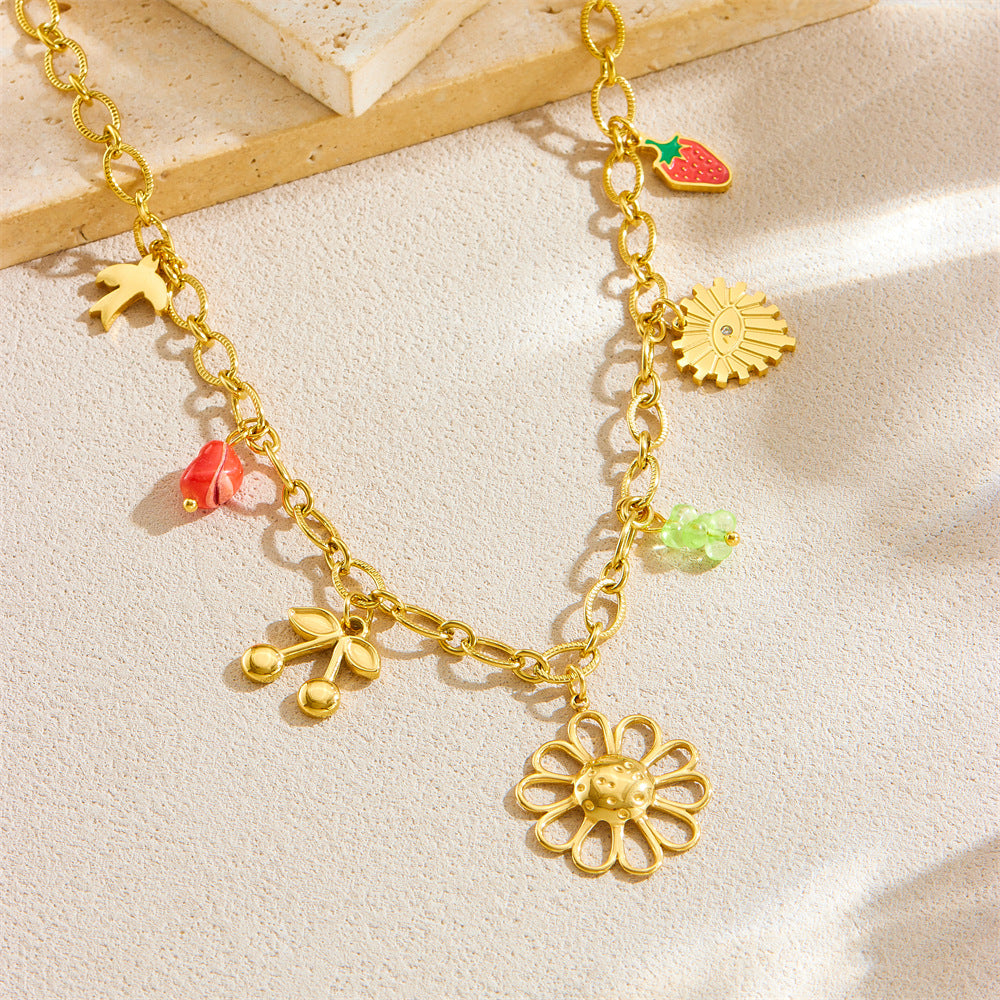 Collana con pendente a cuore e fiore di ciliegio minimalista in acciaio inossidabile con finitura placcata su catena a O per donna