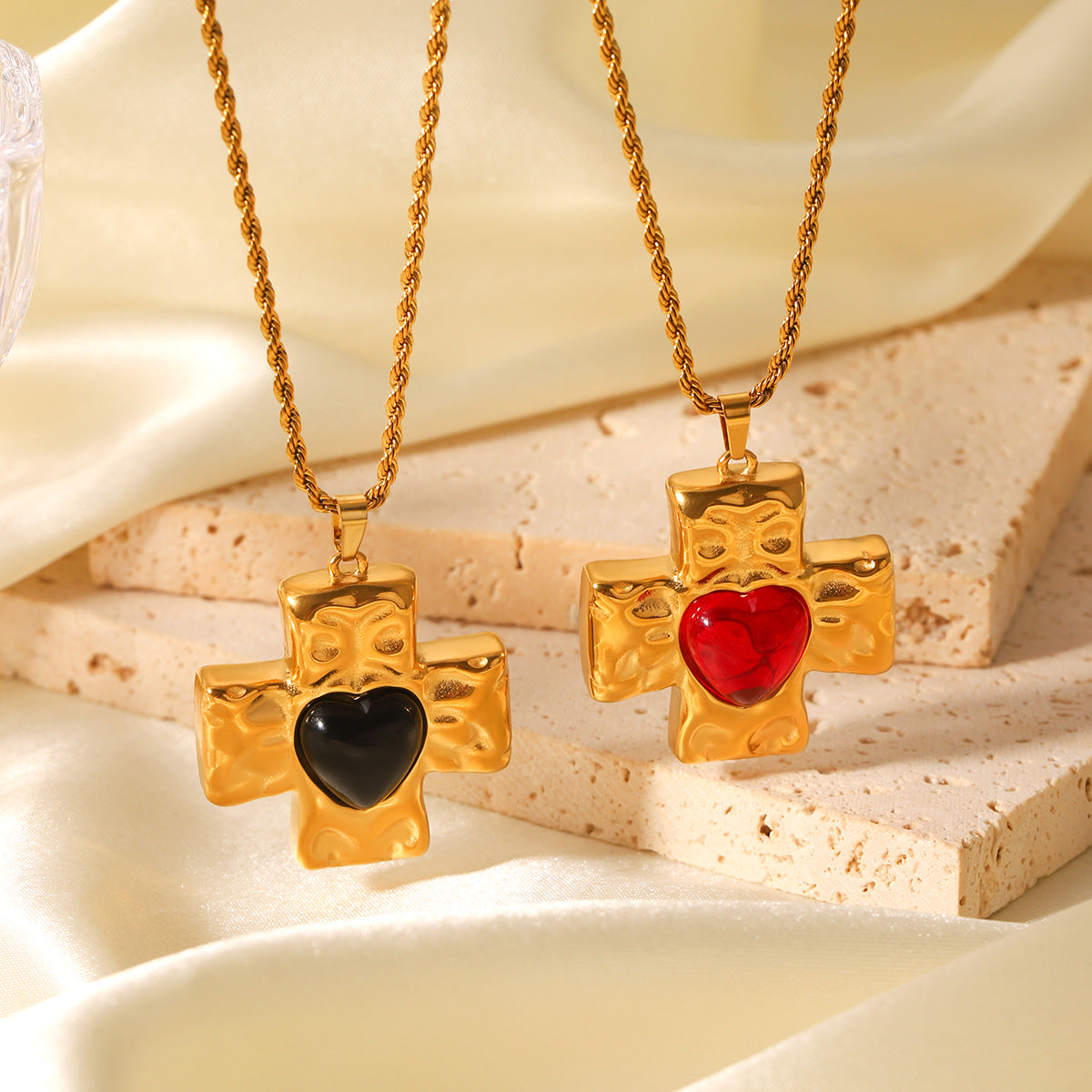 Collana con Pendente Minimalista a Croce e Cuore in Acciaio Inox con Texture Martellata, Intarsio di Strass e Catena Ritorta da Donna