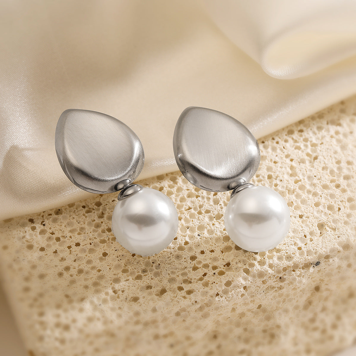 Orecchini a Perno Minimalisti Geometrici a Goccia con Perle per Donna in Acciaio al Titanio Placcato Oro 18K