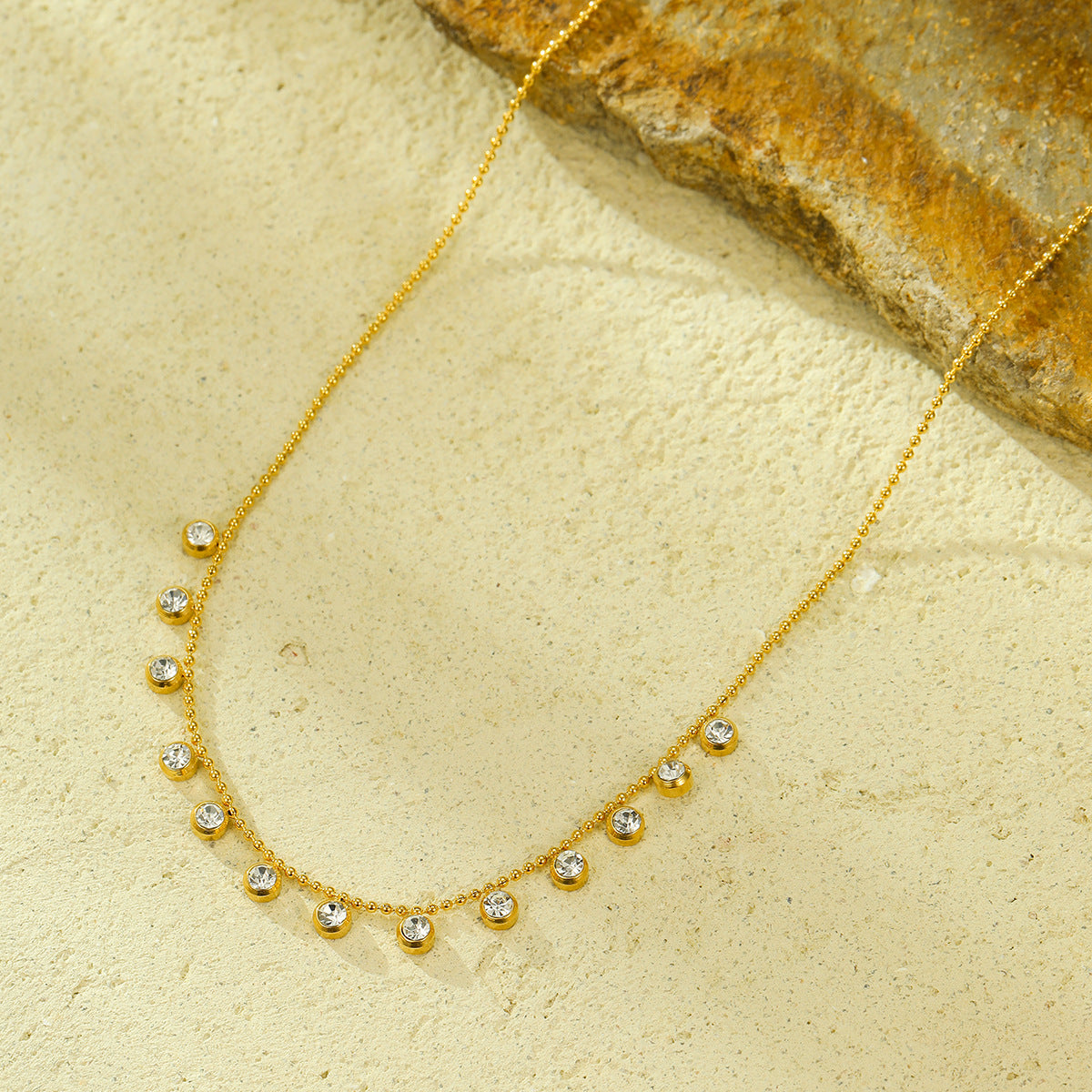 Collana alla moda in stile francese con nappina e intarsi in strass in acciaio al titanio da donna