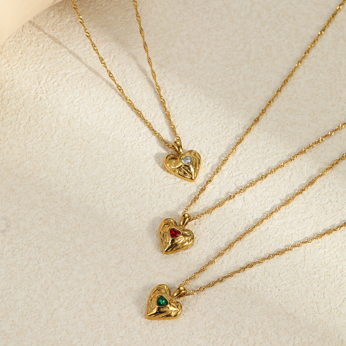 Collana con Pendente a Cuore Martellato e Strass in Acciaio Inossidabile Placcato Oro 18K per Donna