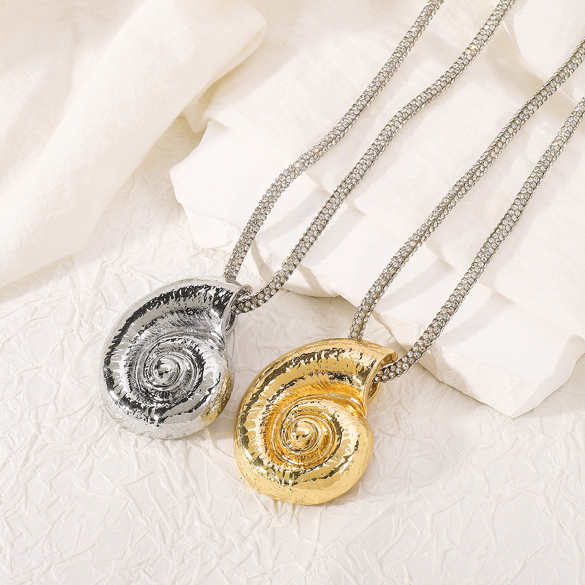 Collana pendente con conchiglia elegante e audace da donna con corpo in lega, intarsio di strass e finitura placcata