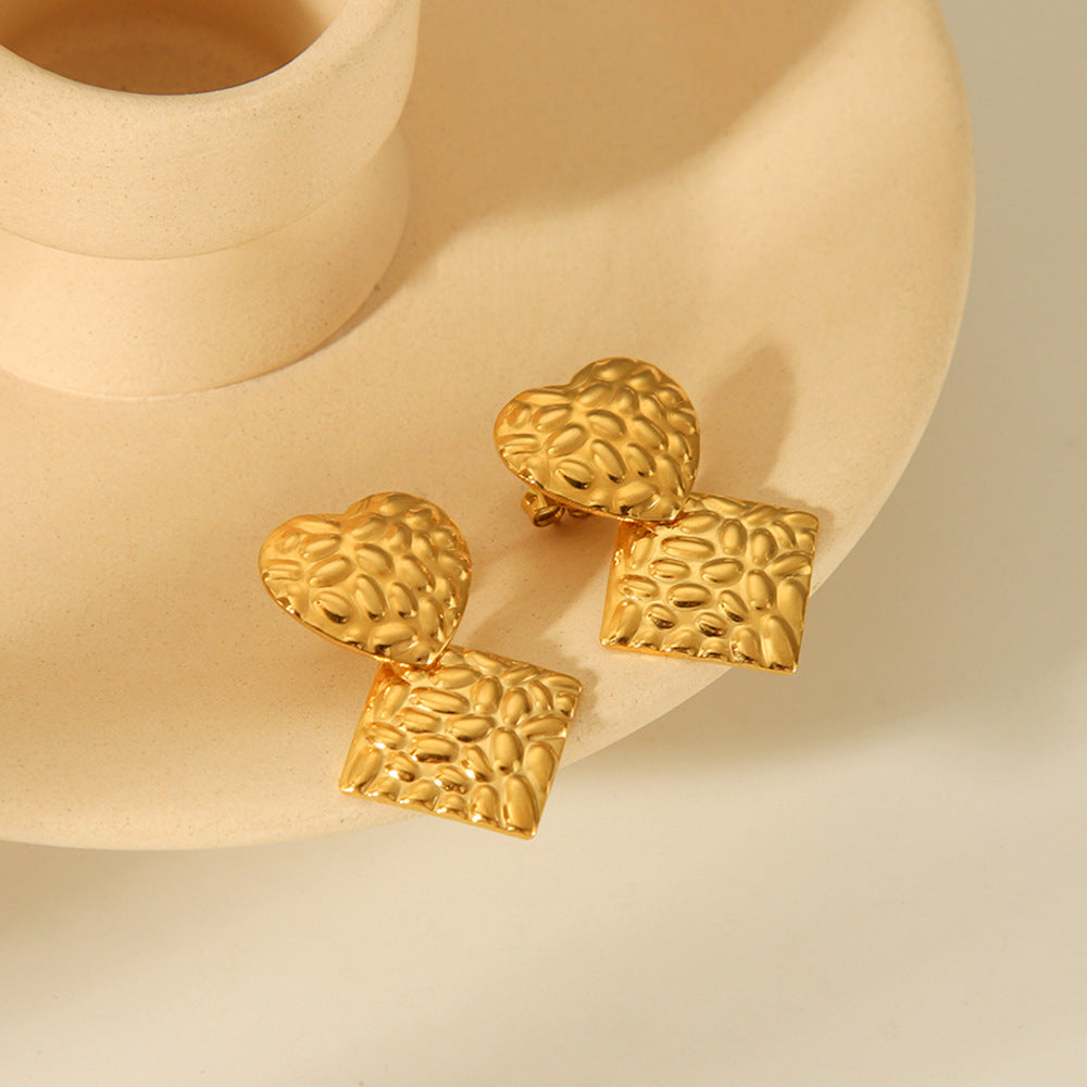 Pendientes cuadrados minimalistas de corazón de acero de titanio con textura martillada y baño de oro de 18 quilates para un uso hipoalergénico e impermeable