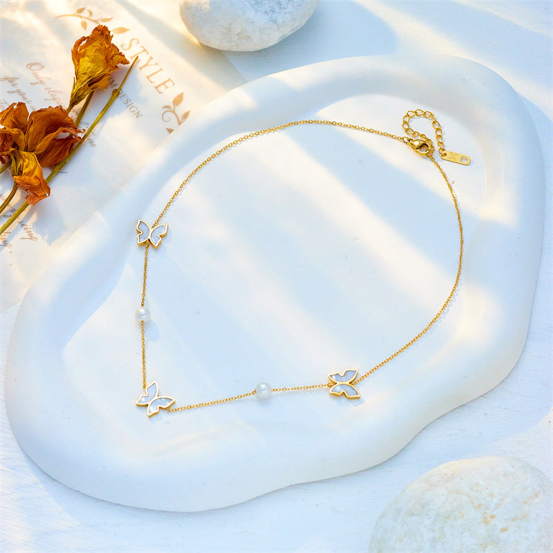 Elegante collana a pendente a farfalla in acciaio al titanio con finitura placcata per donna