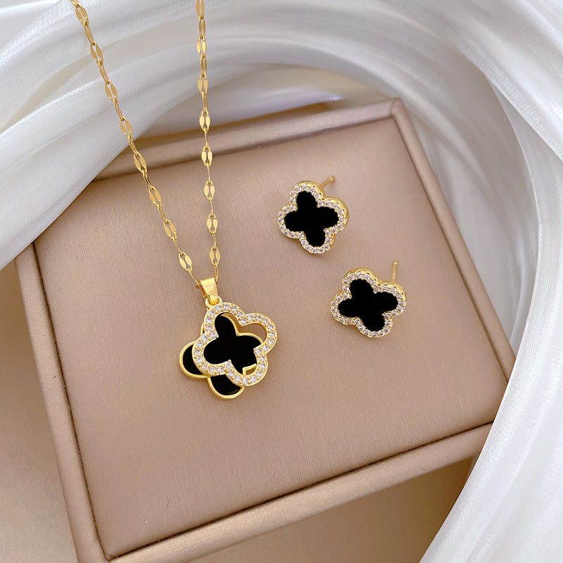 Set collana e orecchini trifoglio fortunato in acciaio al titanio con design geometrico elettroplaccato per donna
