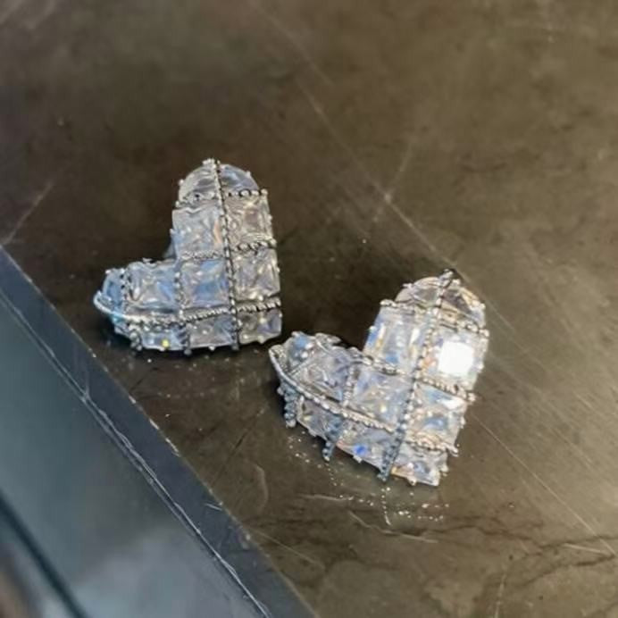 Orecchini a perno minimalisti a stella con perle e accenti di zirconi, su perni in acciaio ipoallergenico