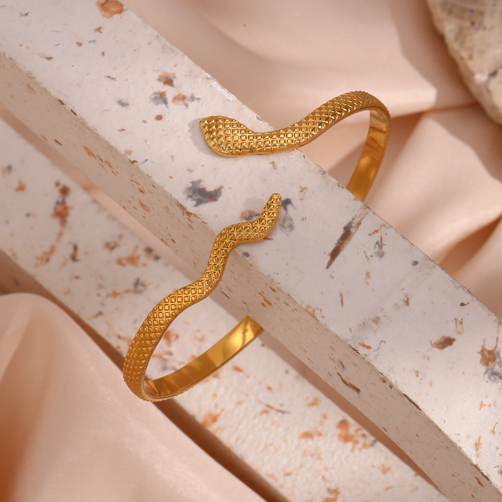 Fashionable Geometric Checkered Snake Chain Bracelet for Women in Stainless Steel with 18K Gold Plating