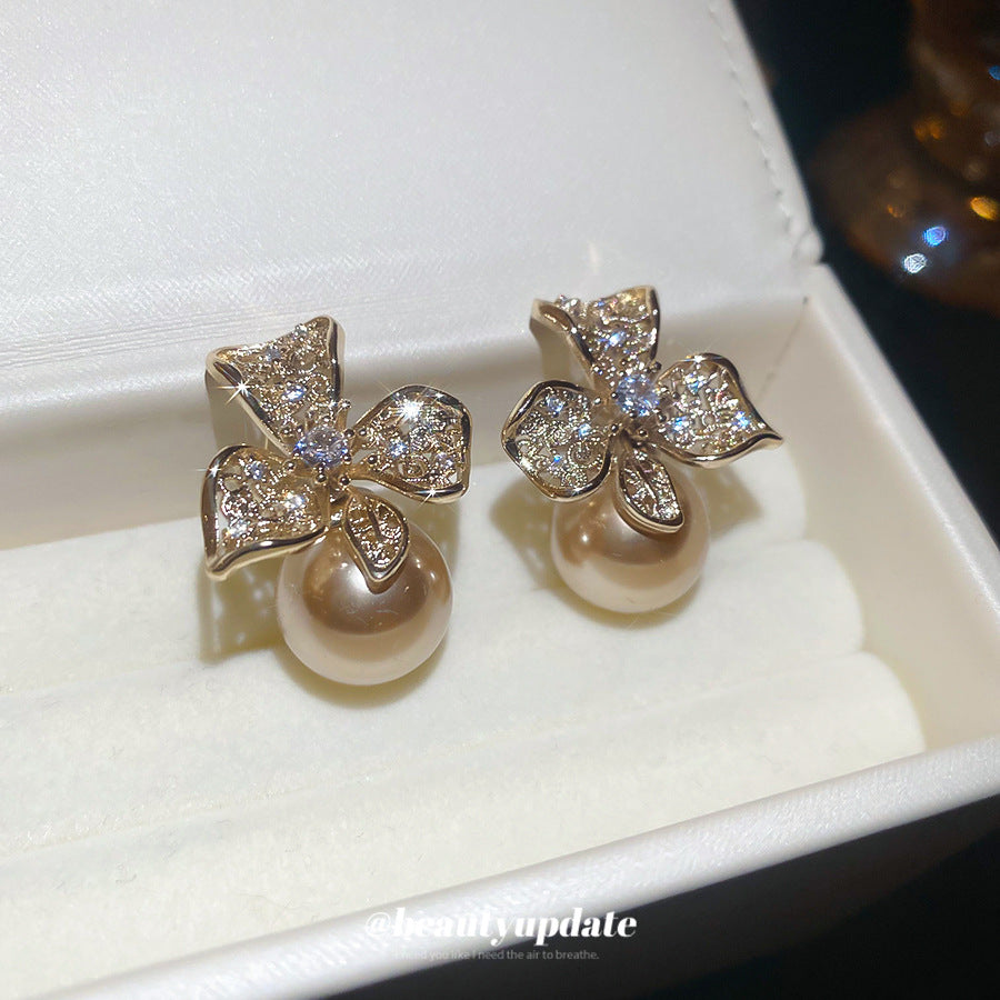 Elegantes aretes de perlas y circonitas cúbicas con diseño floral, hechos de latón con postes de acero inoxidable, para mujer