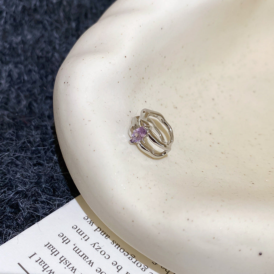Orecchini a perno da donna a forma di C in metallo argentato geometrico minimalista con estetica cool e sensazione di lusso
