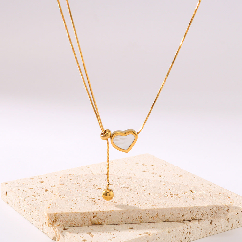 Collana con Ciondolo Minimalista a Cuore in Acciaio Inossidabile con Intarsio in Acciaio al Titanio e Finitura Placcata Sottovuoto 18K su Catena a Serpente