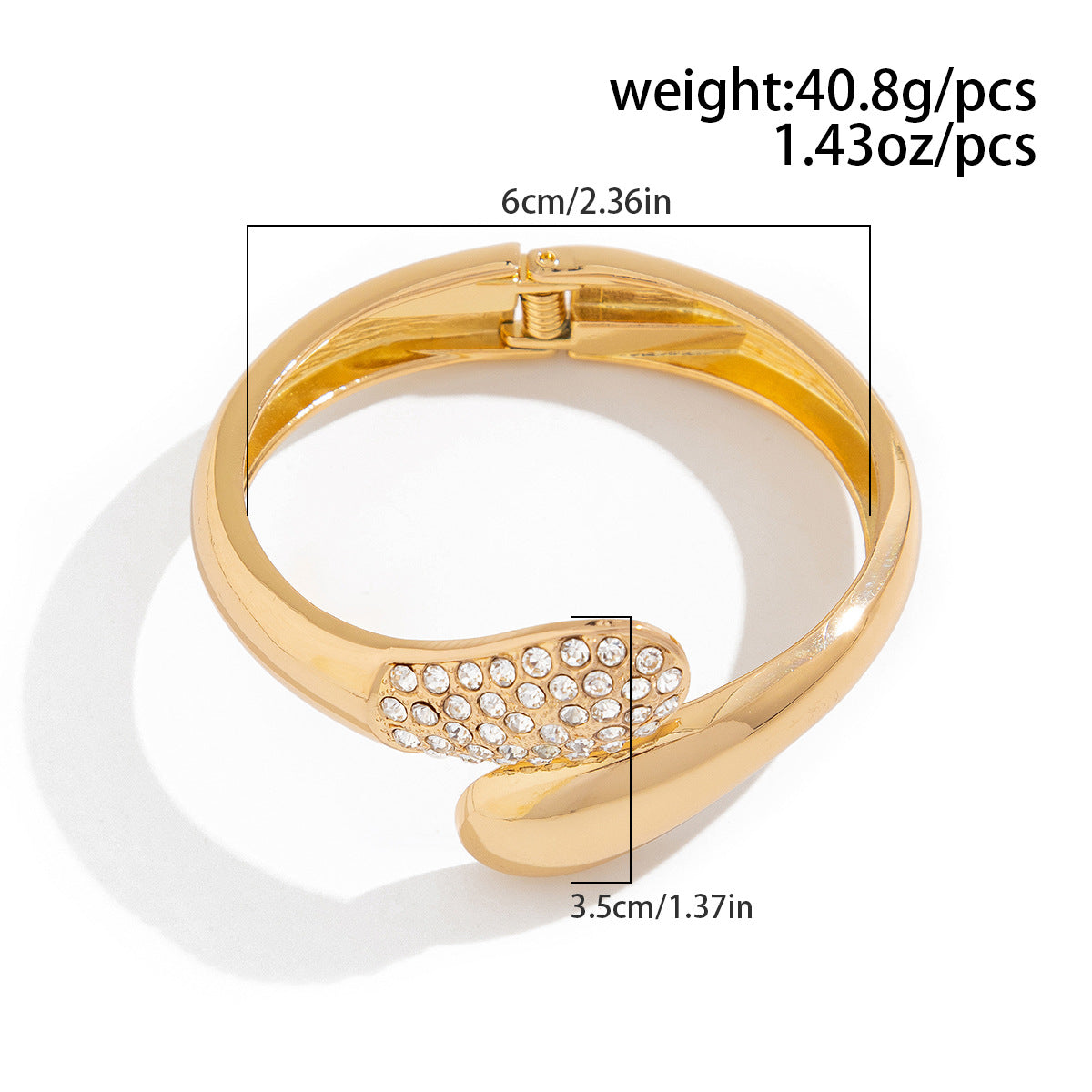 Pulsera de metal texturizada con diseño geométrico, acabado pulido y diseño abierto ajustable para mujer