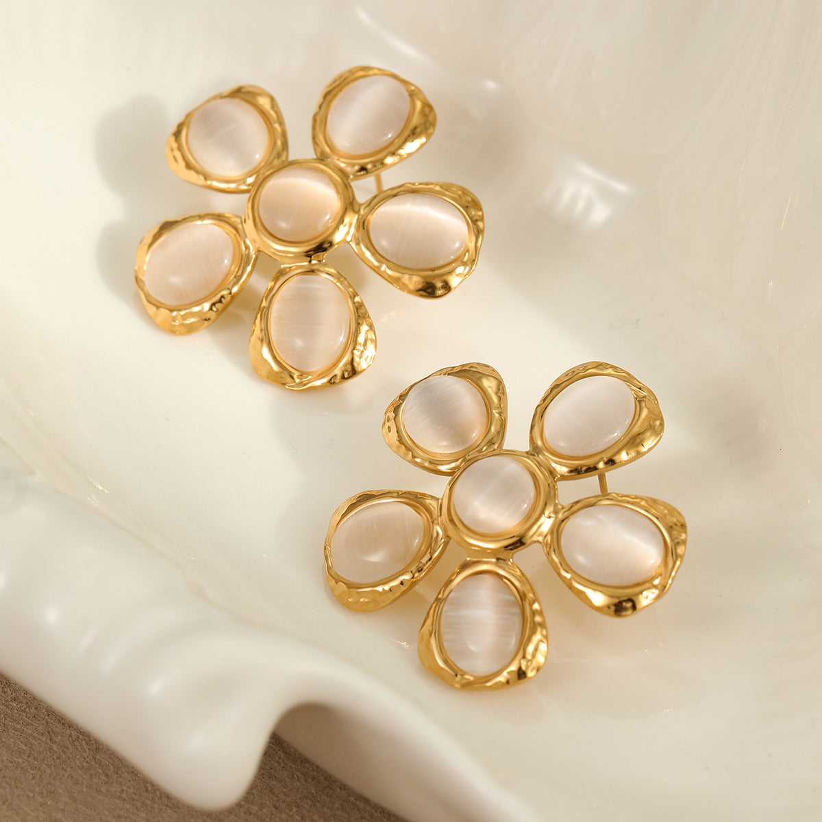 Vintage 18K Gold Plated Stainless Steel Hammered Cat Eye Flower Earrings for Women