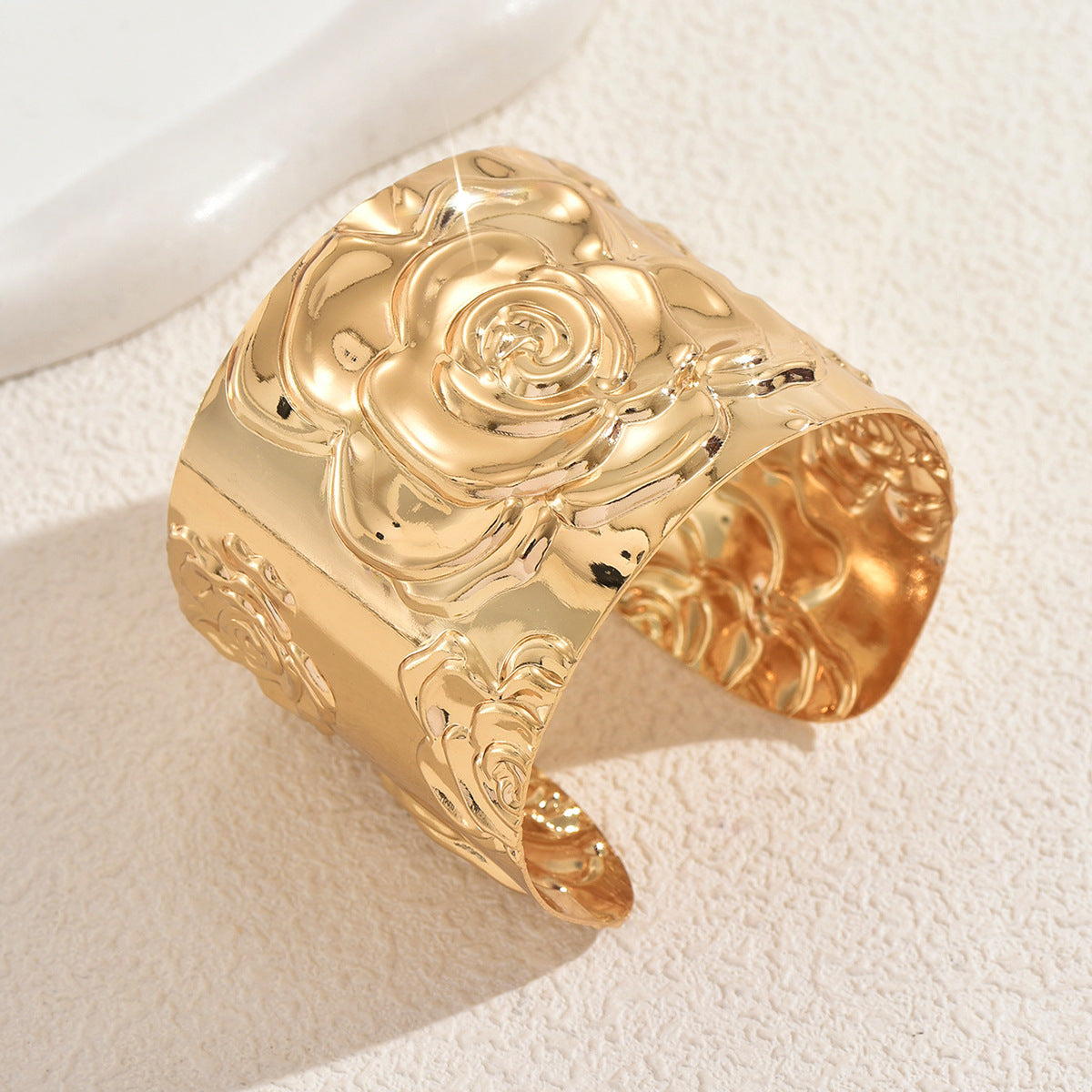 Elegante Brazalete de Puño Geométrico de Rosa para Mujer en Aleación de Zinc con Acabado Galvanizado