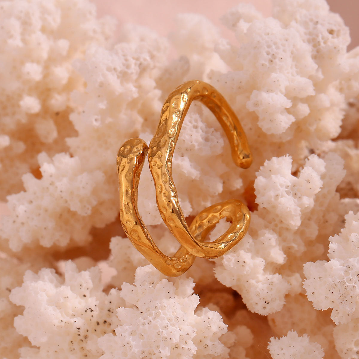 Orecchino a Clip Geometrico Minimalista in Acciaio Inox da Donna Placcato Oro 18K con Superficie Irregolare