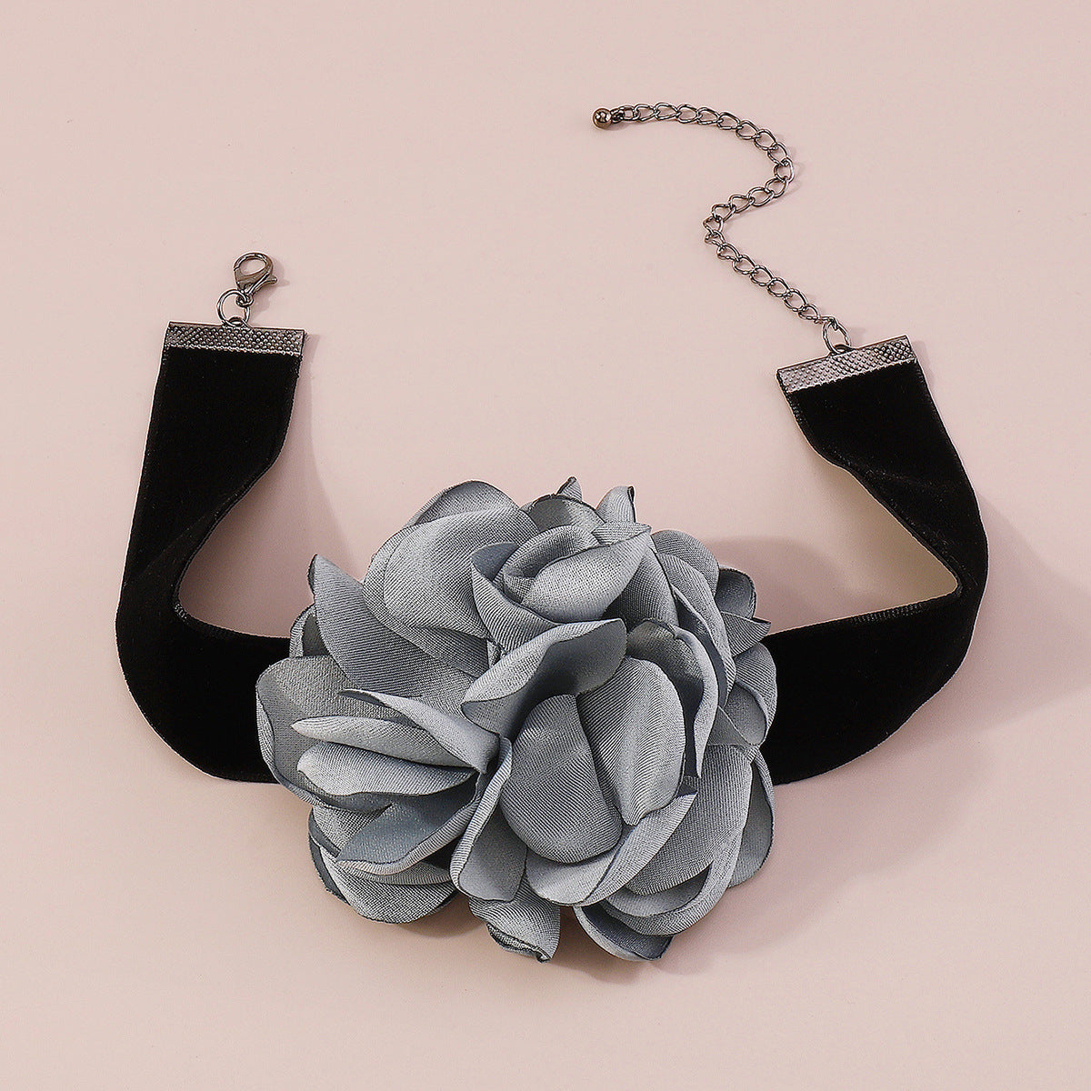 Gargantilla de rosa geométrica dulce y atrevida para mujer con tela flocada y detalles de aleación