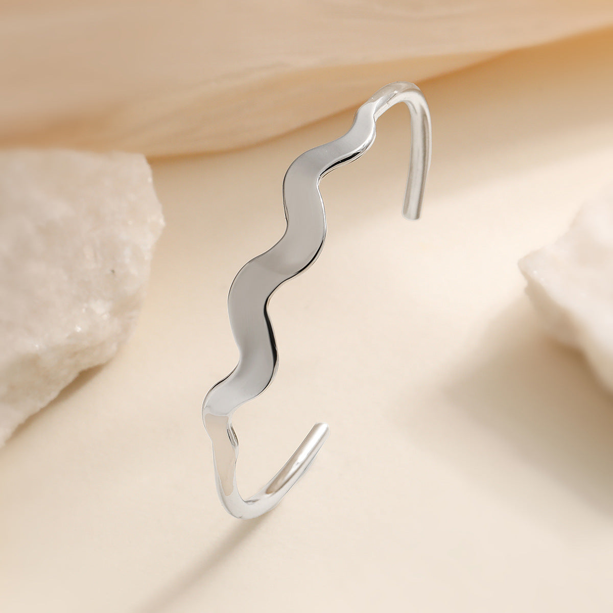 Bracciale Minimalista con Onda di Lusso da Donna in Acciaio Inossidabile Placcato Oro 18K
