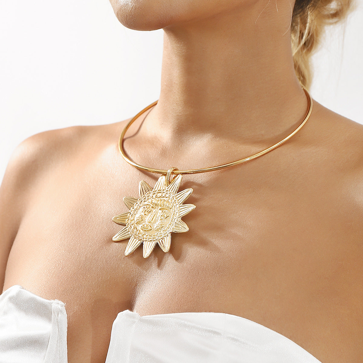 Collana audace con ciondolo a girasole dalla forma geometrica con lega galvanizzata e catena a serpente da donna