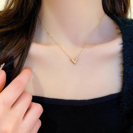 Collana da donna a catena con locket, in acciaio al titanio color oro, minimalista, a forma di V, con finitura placcata