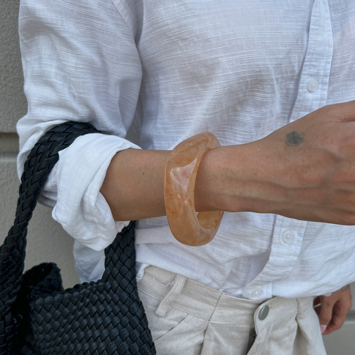 Bracciale da donna in acrilico geometrico irregolare minimalista con effetto traslucido sfumato