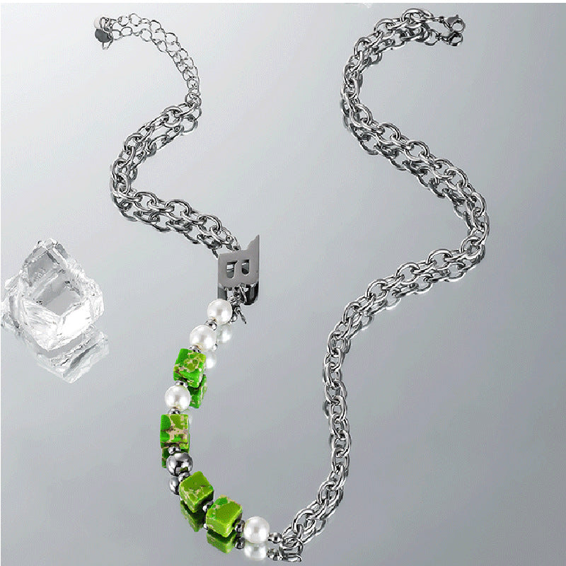 Collana Minimalista Geometrica in Acciaio al Titanio con Finitura Lucida per Uomo e Donna, Catenina Unisex con Ciondolo a Lettera
