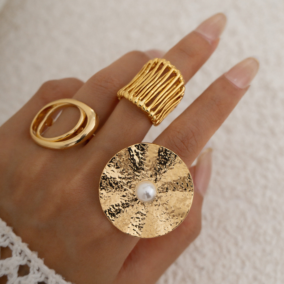 Anello Aperto Minimalista con Fiocco e Motivo Floreale, Fascia in Metallo Elettroplaccato e Dettagli in Perle Imitazione per Donna