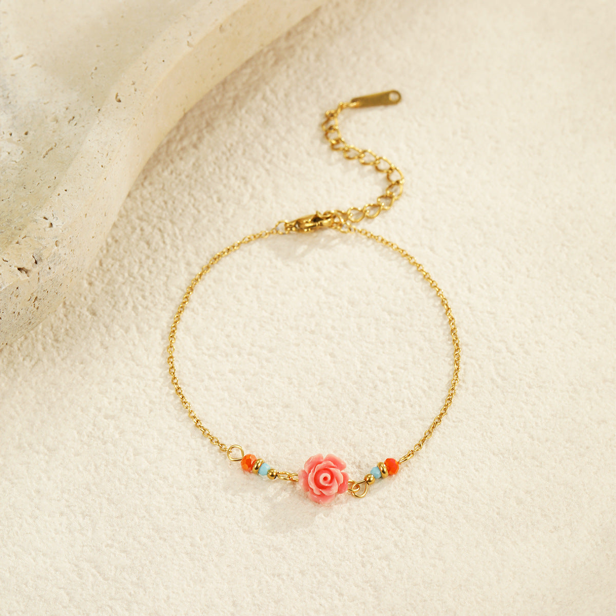 Bracciale da donna in acciaio inossidabile minimalista con perline ispirato all'oceano con conchiglie, stelle marine e dettagli floreali