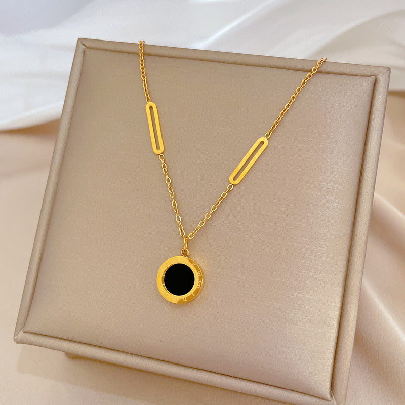 Collar con Colgante de Números Romanos en Nácar, Geométrico y Minimalista, de Acero de Titanio con Baño de Oro para Mujer