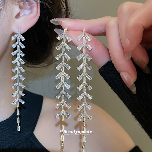Pendientes de Cobre Minimalistas con Forma de Hoja con Circonitas Engastadas y Postes de Acero Inoxidable para Mujer